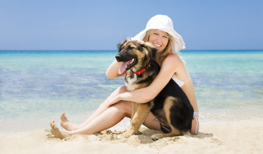 italie vrouw en hond op het strand