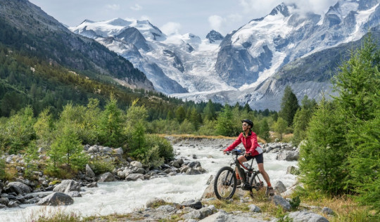 zwitserland vrouw op een fiets