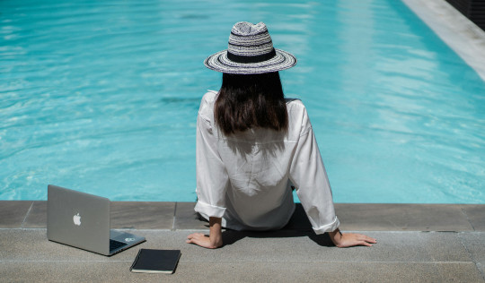 back-girl-voeten-zwembad-workation