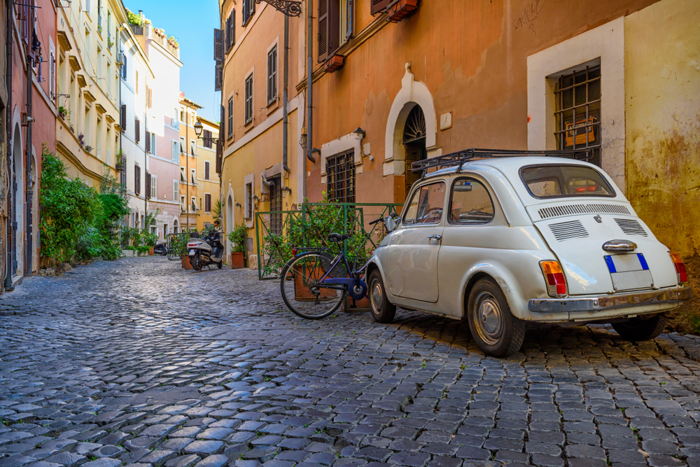 Toscaanse straten met oude italiaanse auto
